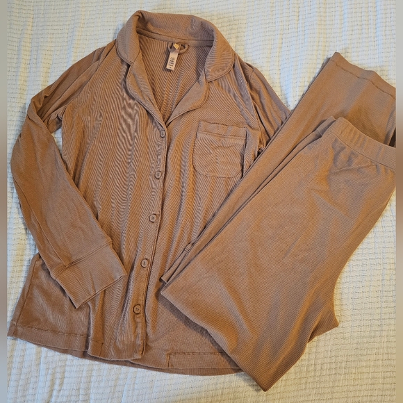 Skims Soft Lounge long sleeve sleep set - Picture 6 of 6